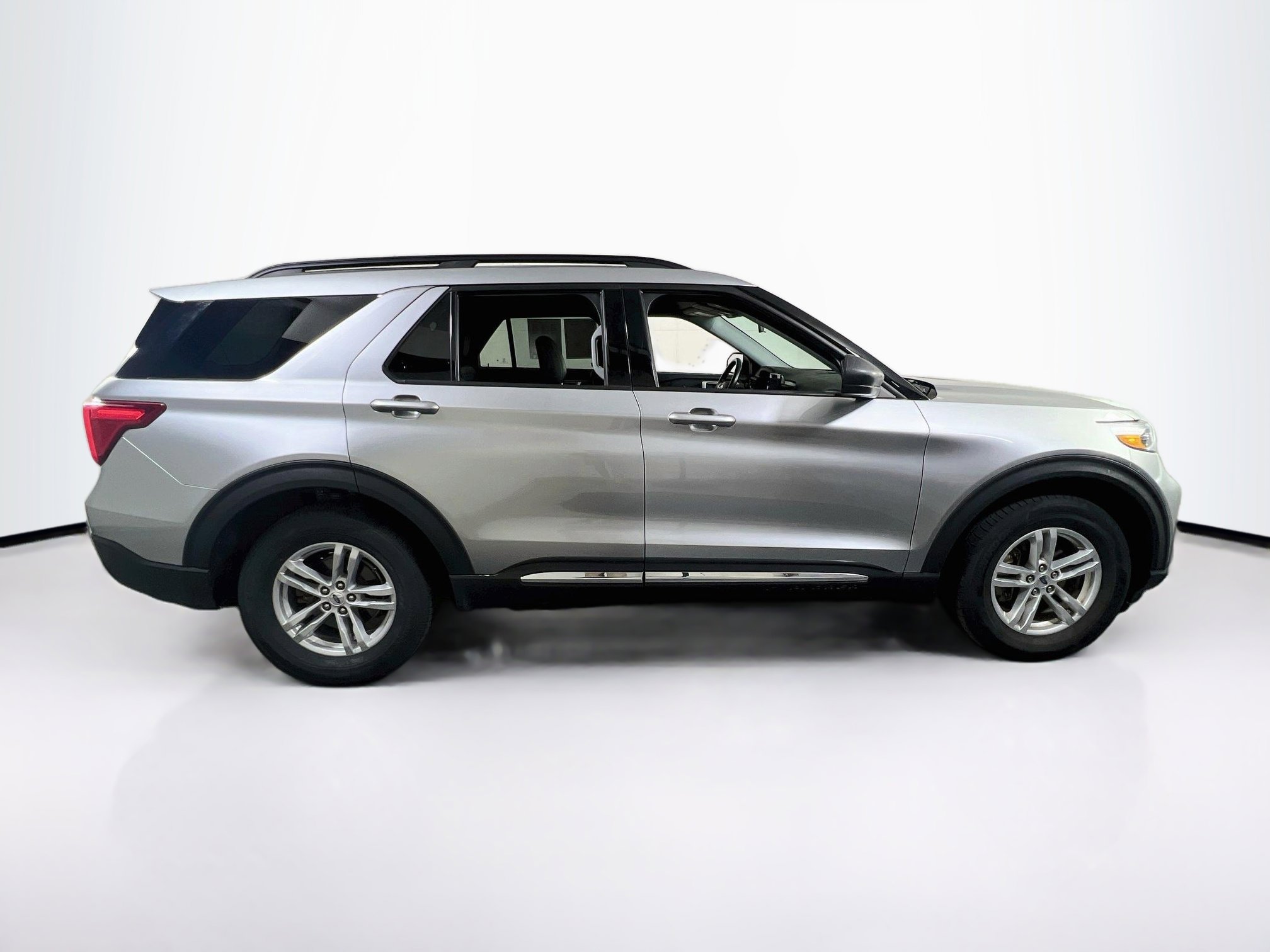 Used 2021 Ford Explorer XLT w/ Equipment Group 202A AWD/4WD image 4