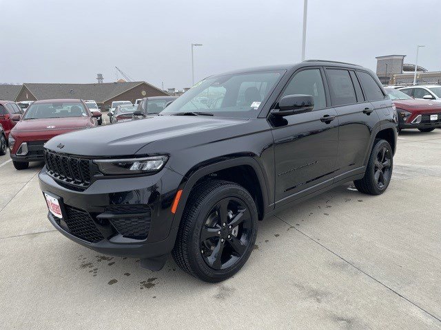 New 2025 Jeep Grand Cherokee Altitude image 1