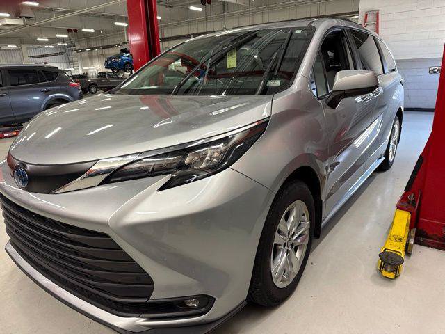 Certified 2025 Toyota Sienna XLE w/ XLE Plus Package AWD/4WD image 1