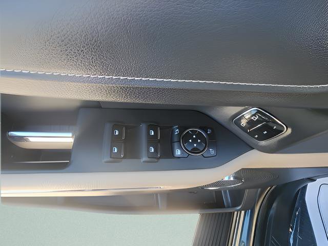 Used 2024 Ford Expedition XLT image 10