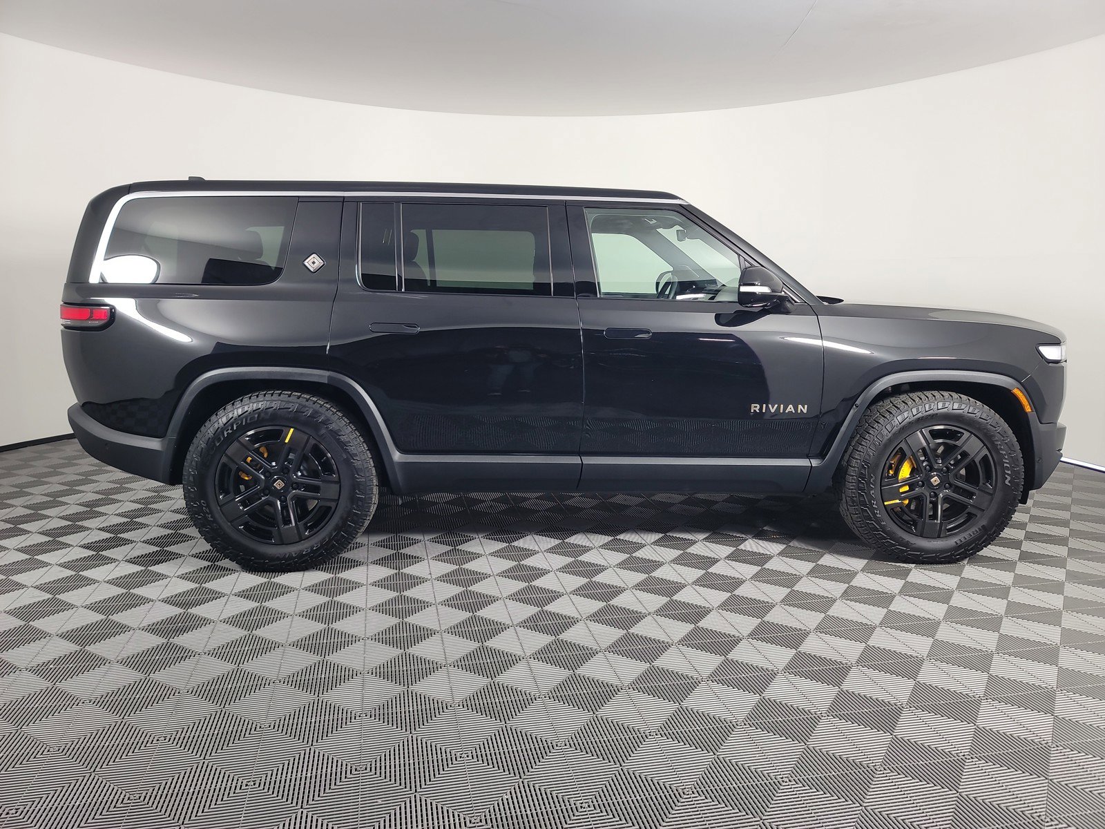 Used 2024 Rivian R1S Adventure image 6