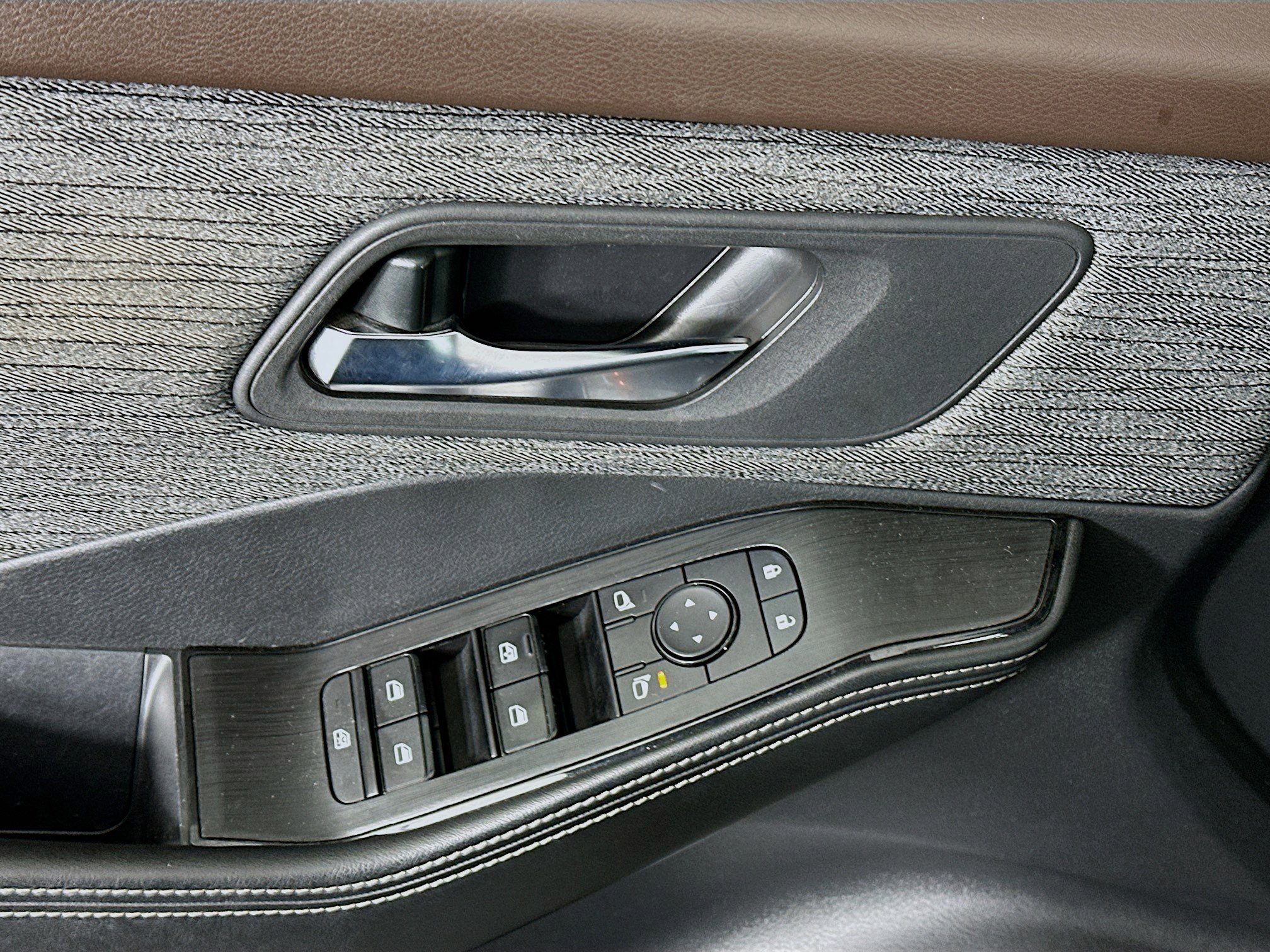 Used 2023 Nissan Rogue SV image 15