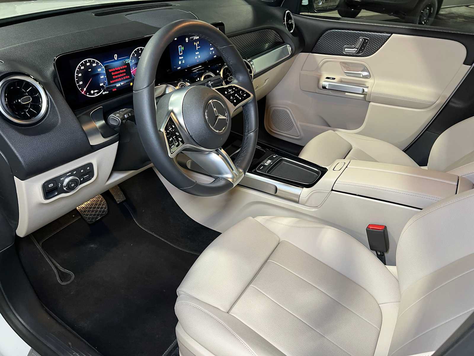 Used 2025 Mercedes-Benz GLB 250 4MATIC image 24