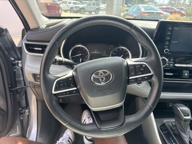 Used 2022 Toyota Highlander XLE AWD/4WD image 14