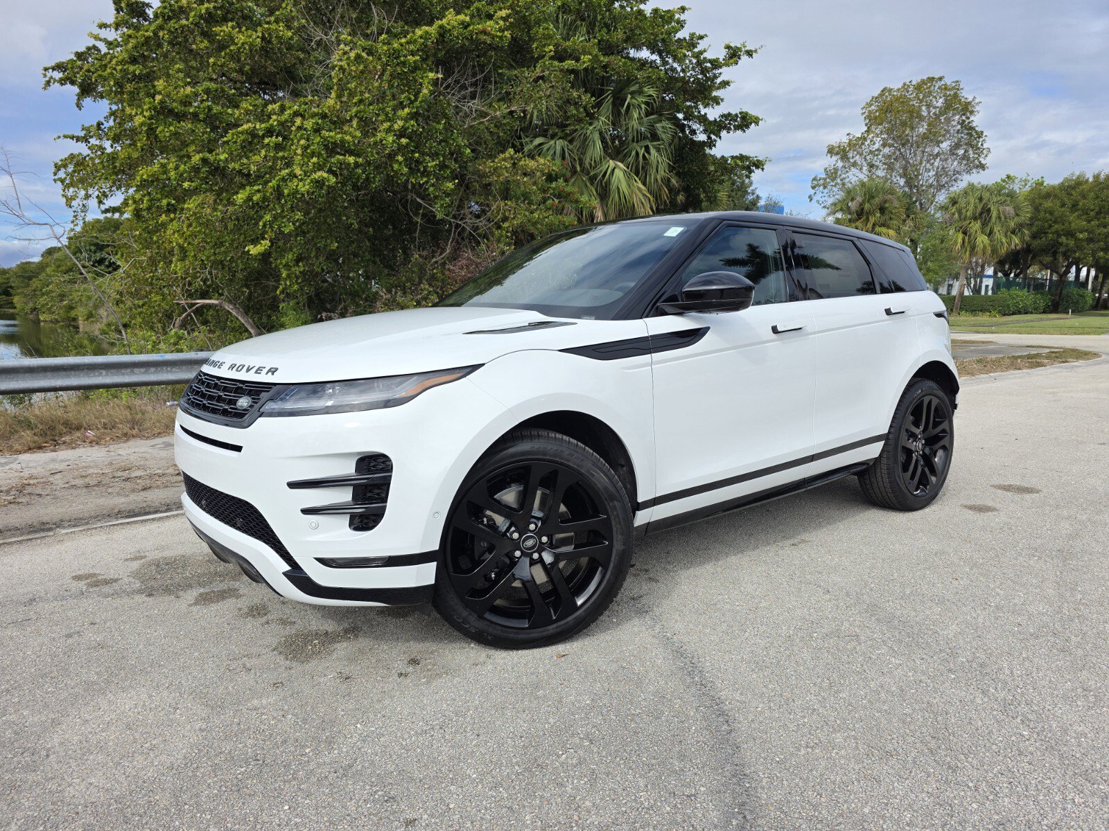 New 2026 Land Rover Range Rover Evoque Dynamic SE image 1