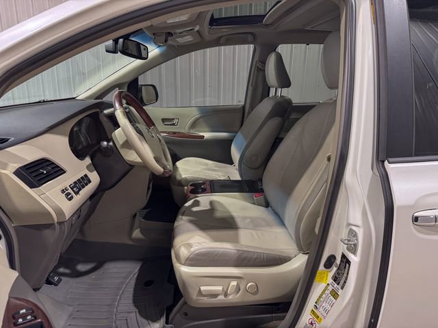 Used 2013 Toyota Sienna Limited w/ Premium Pkg image 12