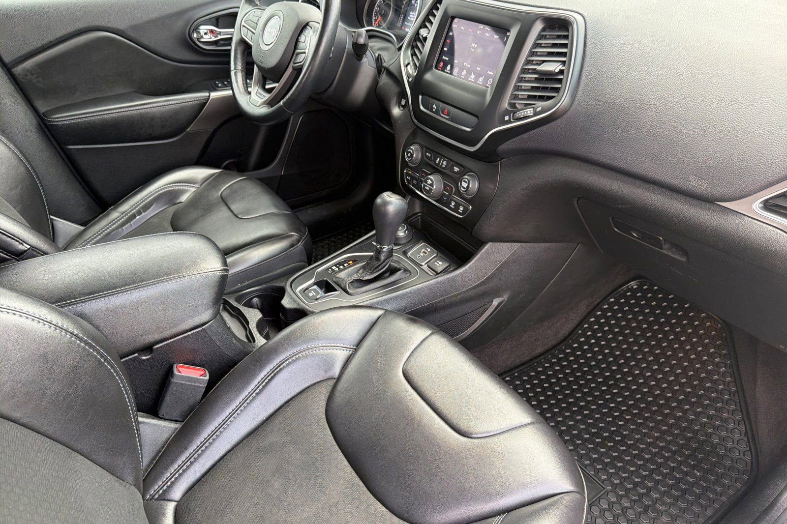 Used 2019 Jeep Cherokee Latitude Plus w/ Comfort/Convenience Group image 16