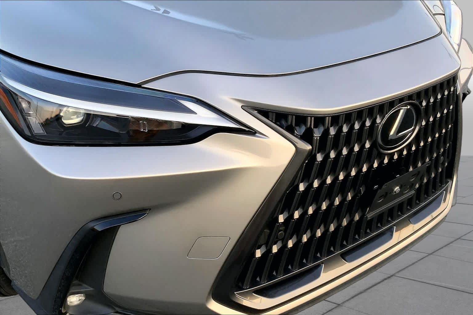 Used 2025 Lexus NX 250 FWD w/ Accessory Package (2T) image 29