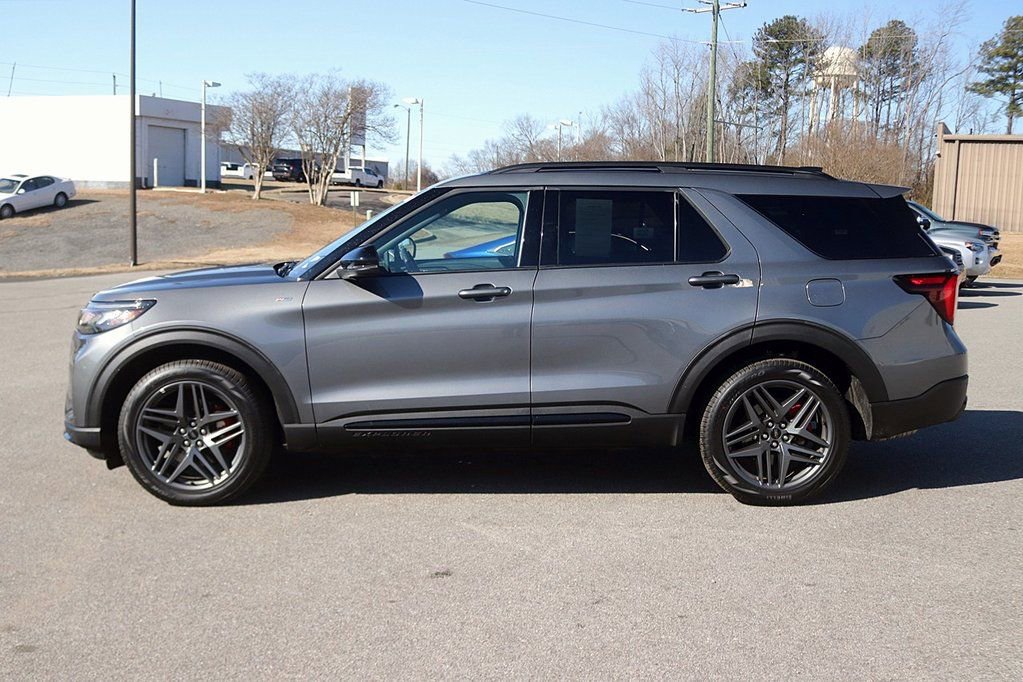 Used 2025 Ford Explorer ST-Line w/ ST-Line Street Pack AWD/4WD image 4
