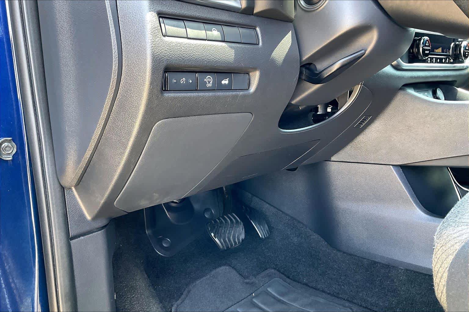 Used 2024 Nissan Rogue SV FWD image 36