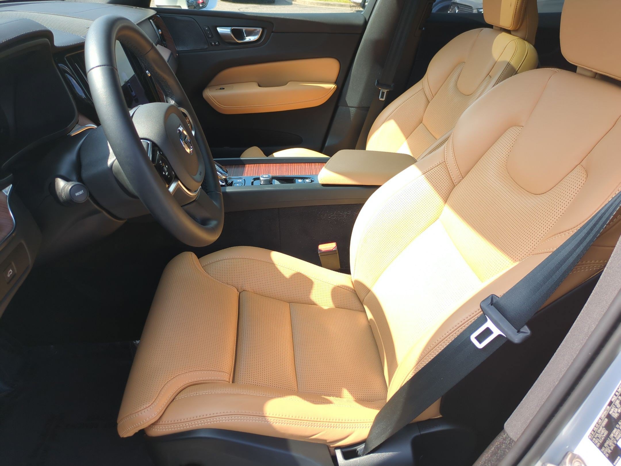 Used 2023 Volvo XC60 B5 Ultimate w/ Climate Package AWD/4WD image 15
