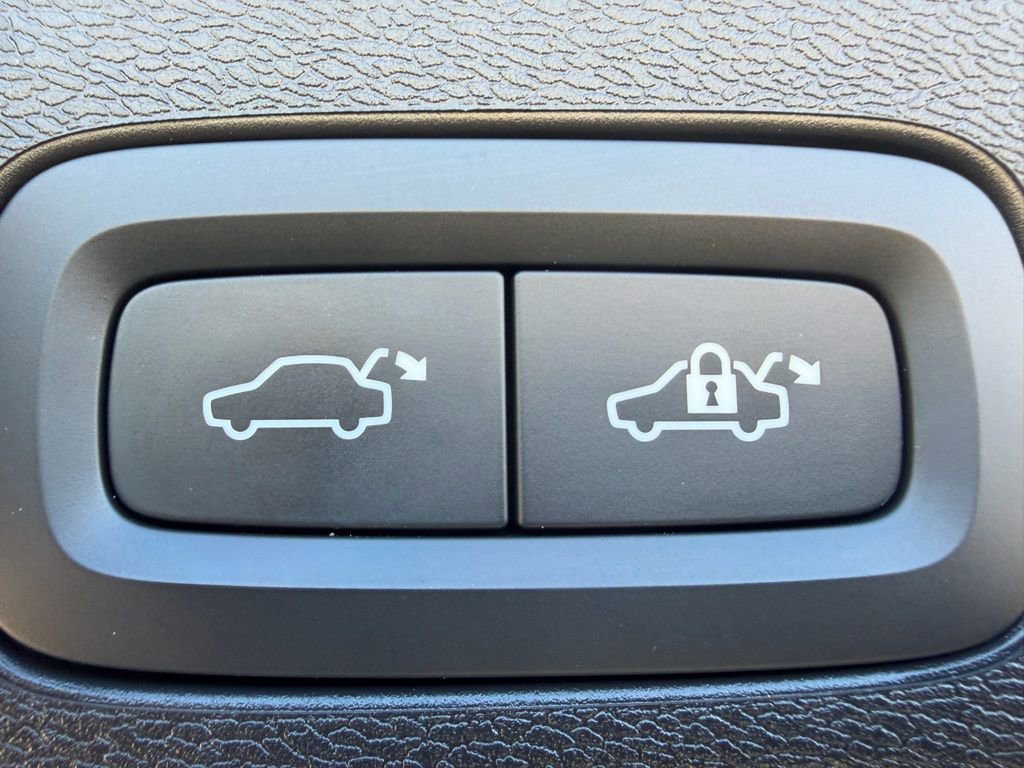 Used 2024 Volvo XC60 B5 Plus image 11