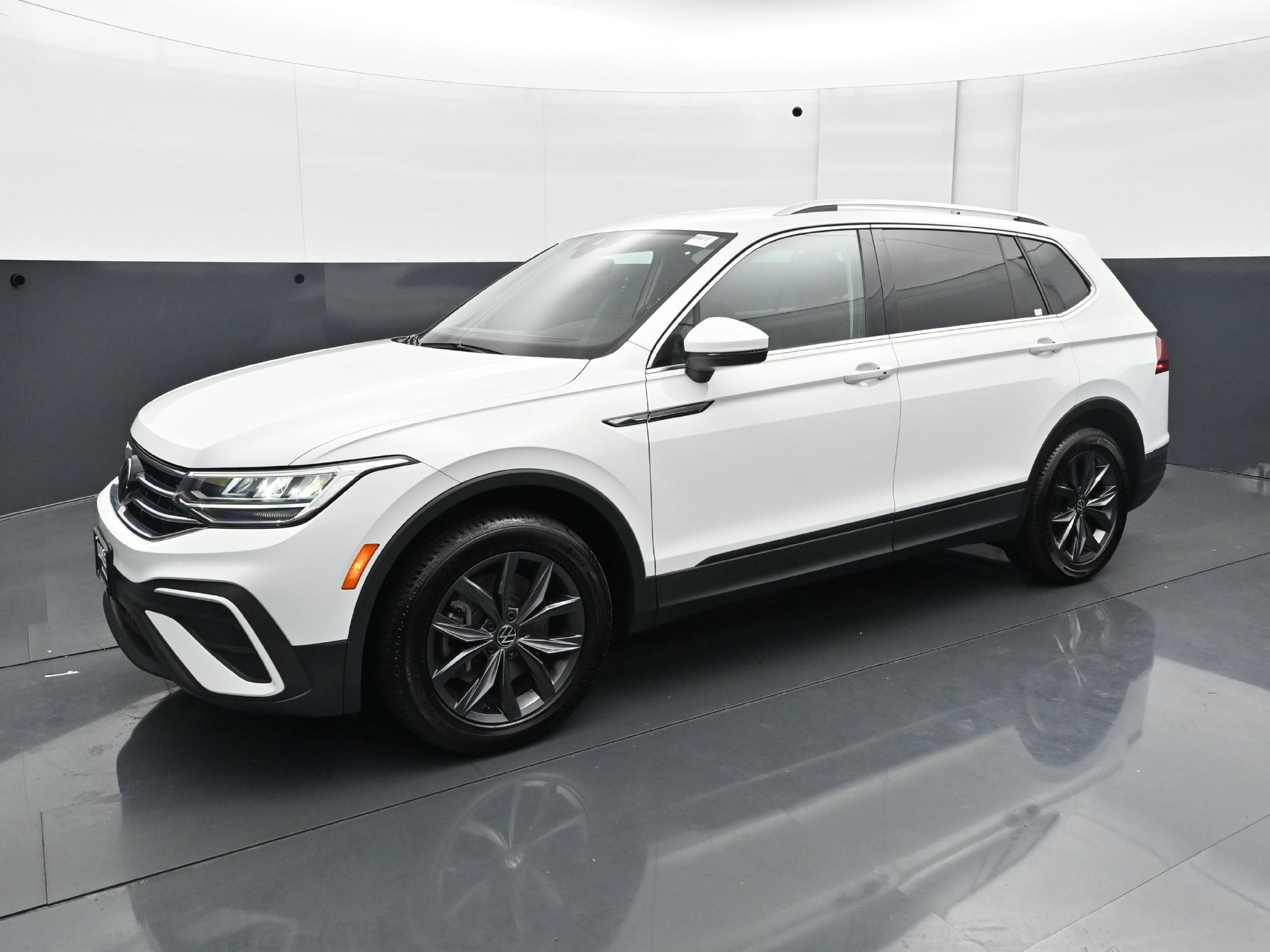 Used 2022 Volkswagen Tiguan SE FWD image 2
