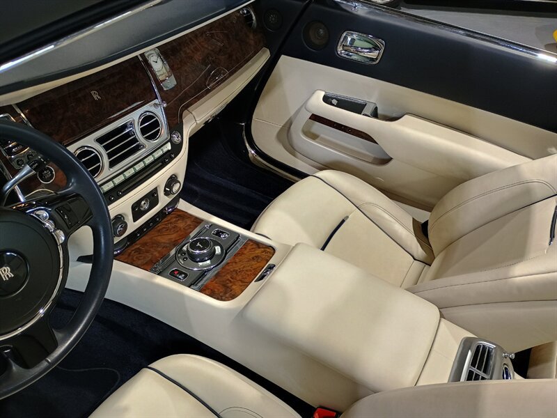 Used 2016 Rolls-Royce Dawn RWD image 18