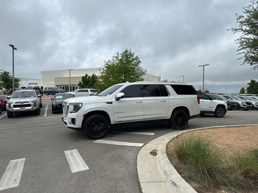Used 2023 GMC Yukon XL Denali w/ Denali Reserve Package image 4