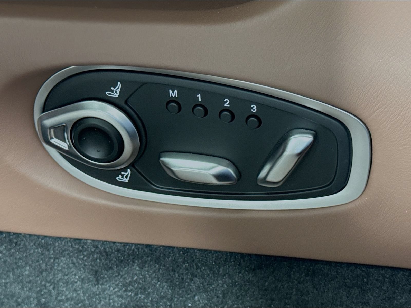 Used 2024 Aston Martin DB12 Coupe RWD image 19