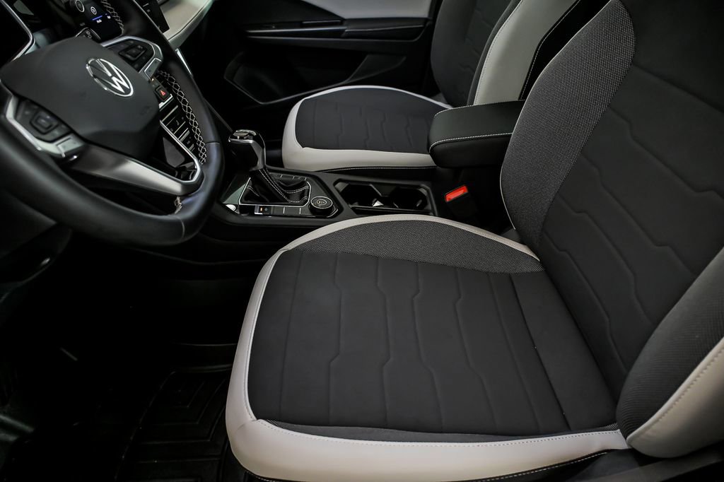 Used 2025 Volkswagen Taos SE w/ Panoramic Sunroof Package AWD/4WD image 12