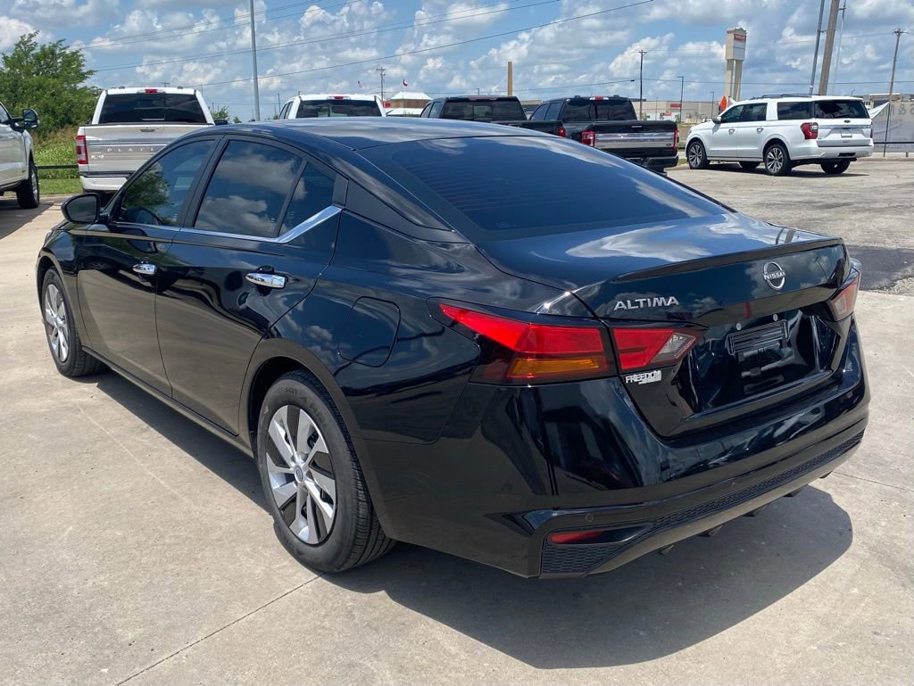 Used 2024 Nissan Altima 2.5 S FWD image 3