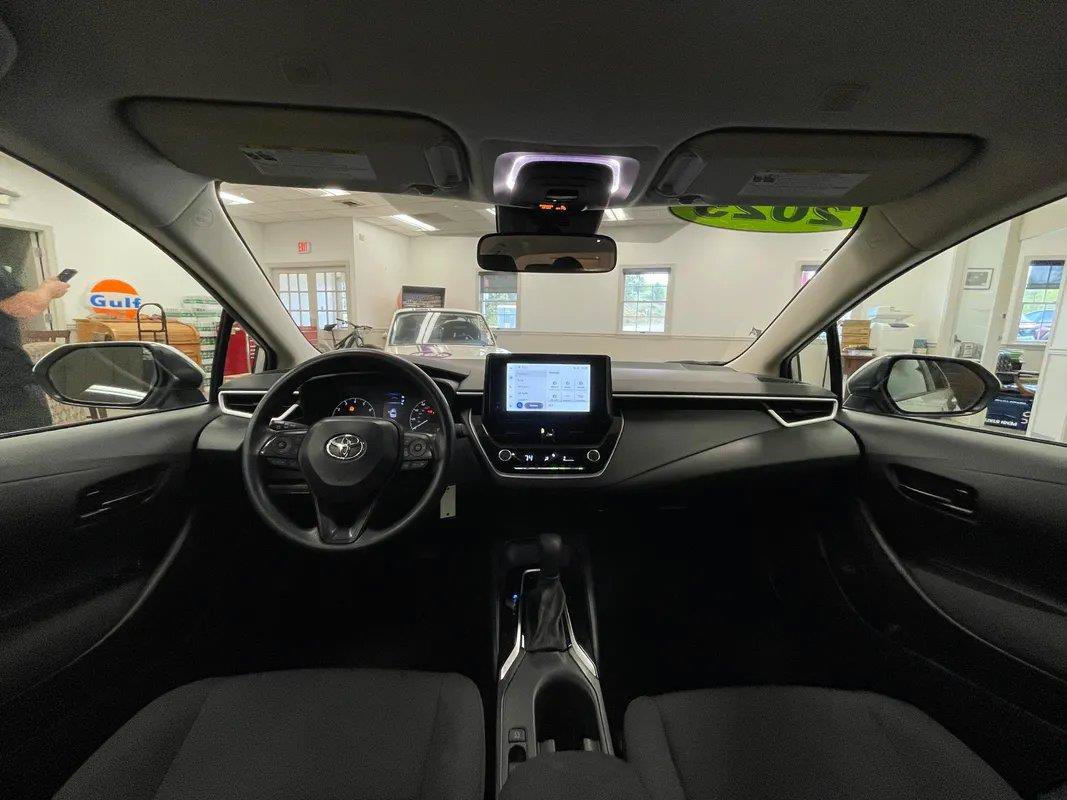 Used 2025 Toyota Corolla LE FWD image 4