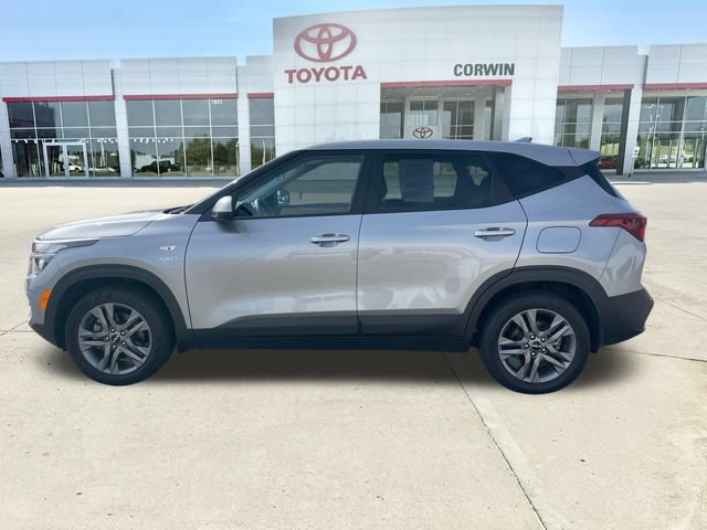 Used 2023 Kia Seltos LX AWD/4WD image 2