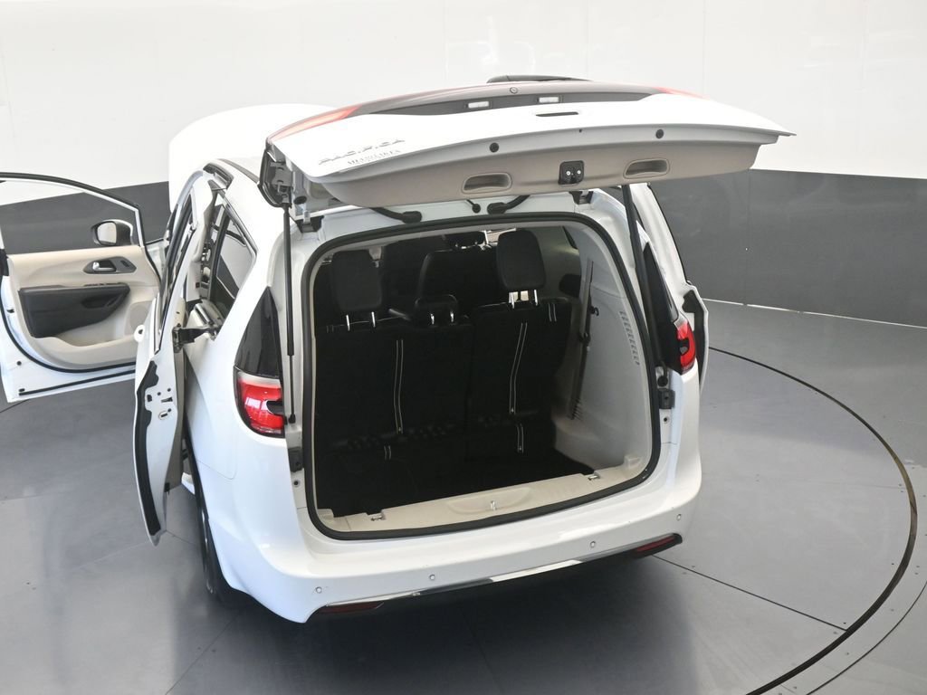 Used 2023 Chrysler Pacifica Touring-L image 69