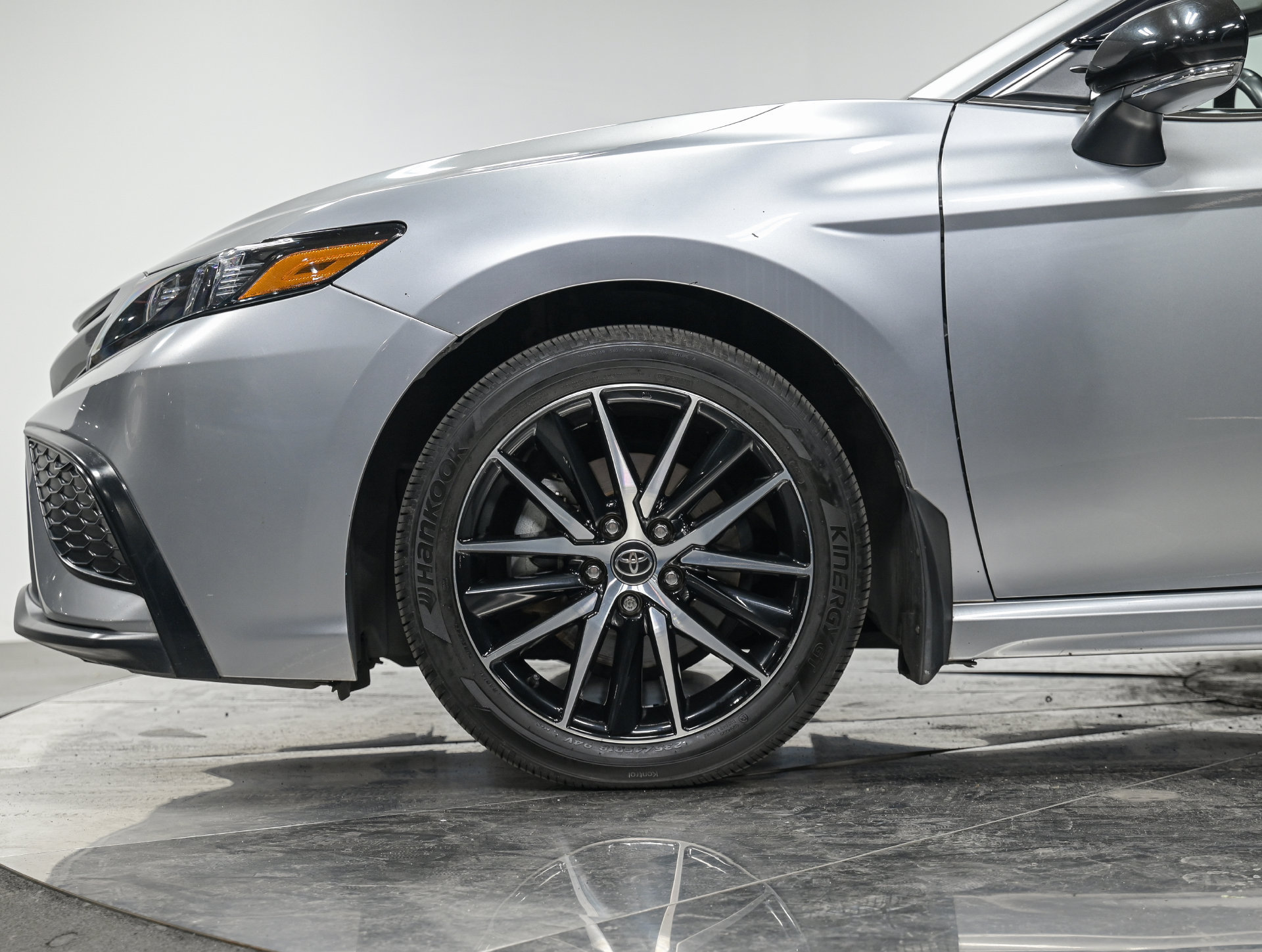 Used 2023 Toyota Camry SE w/ Convenience Package AWD/4WD image 3
