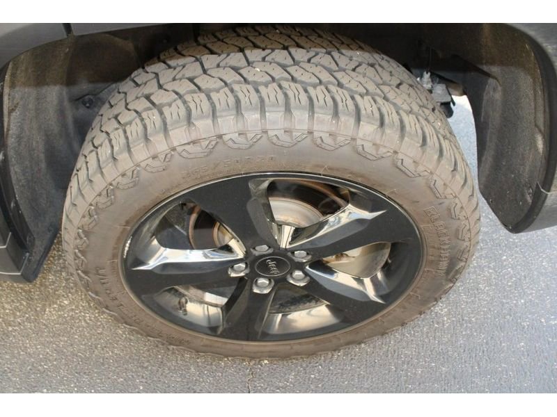 Used 2023 Jeep Grand Cherokee Limited w/ Luxury Tech Group II AWD/4WD image 9