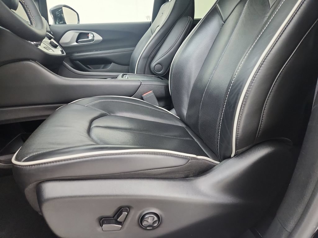 Certified 2025 Chrysler Pacifica Limited FWD image 22