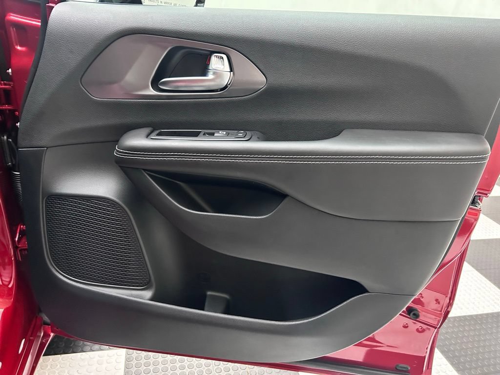 New 2026 Chrysler Pacifica Select AWD/4WD image 18