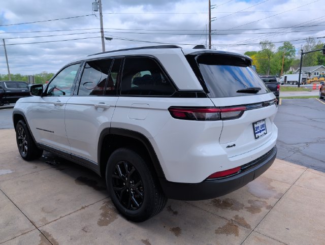 Used 2025 Jeep Grand Cherokee Altitude AWD/4WD image 6