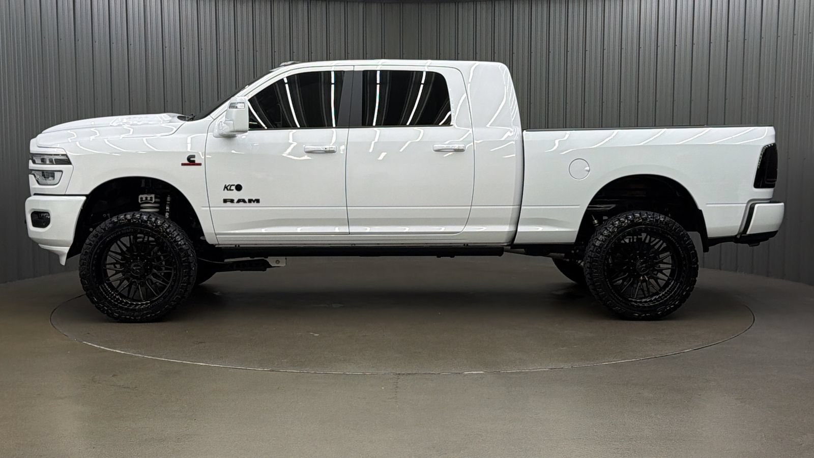 Used 2025 RAM 2500 Laramie AWD/4WD image 2