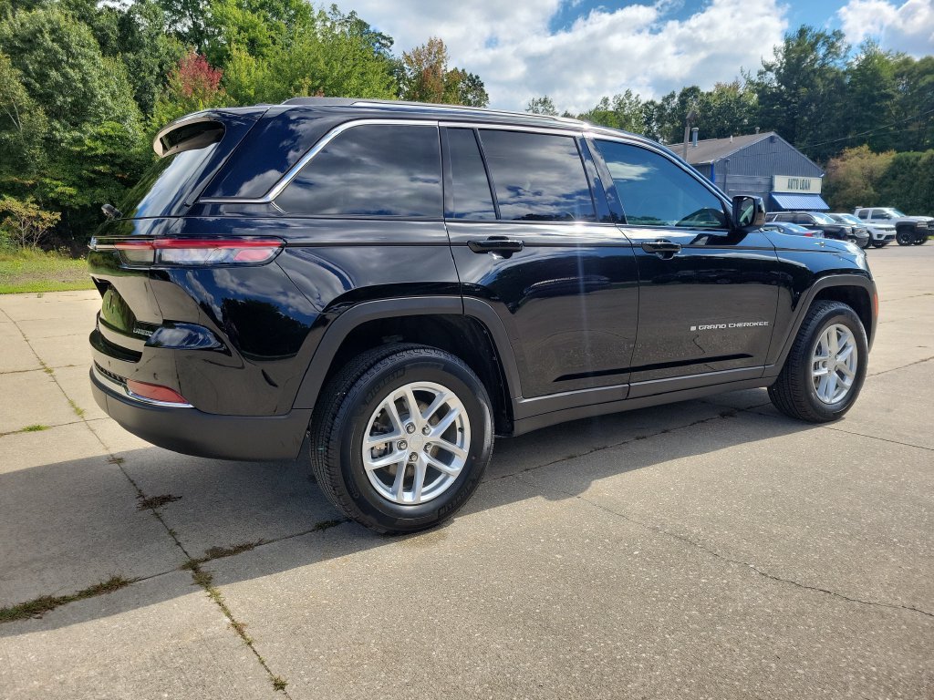 Used 2023 Jeep Grand Cherokee Laredo X AWD/4WD image 4