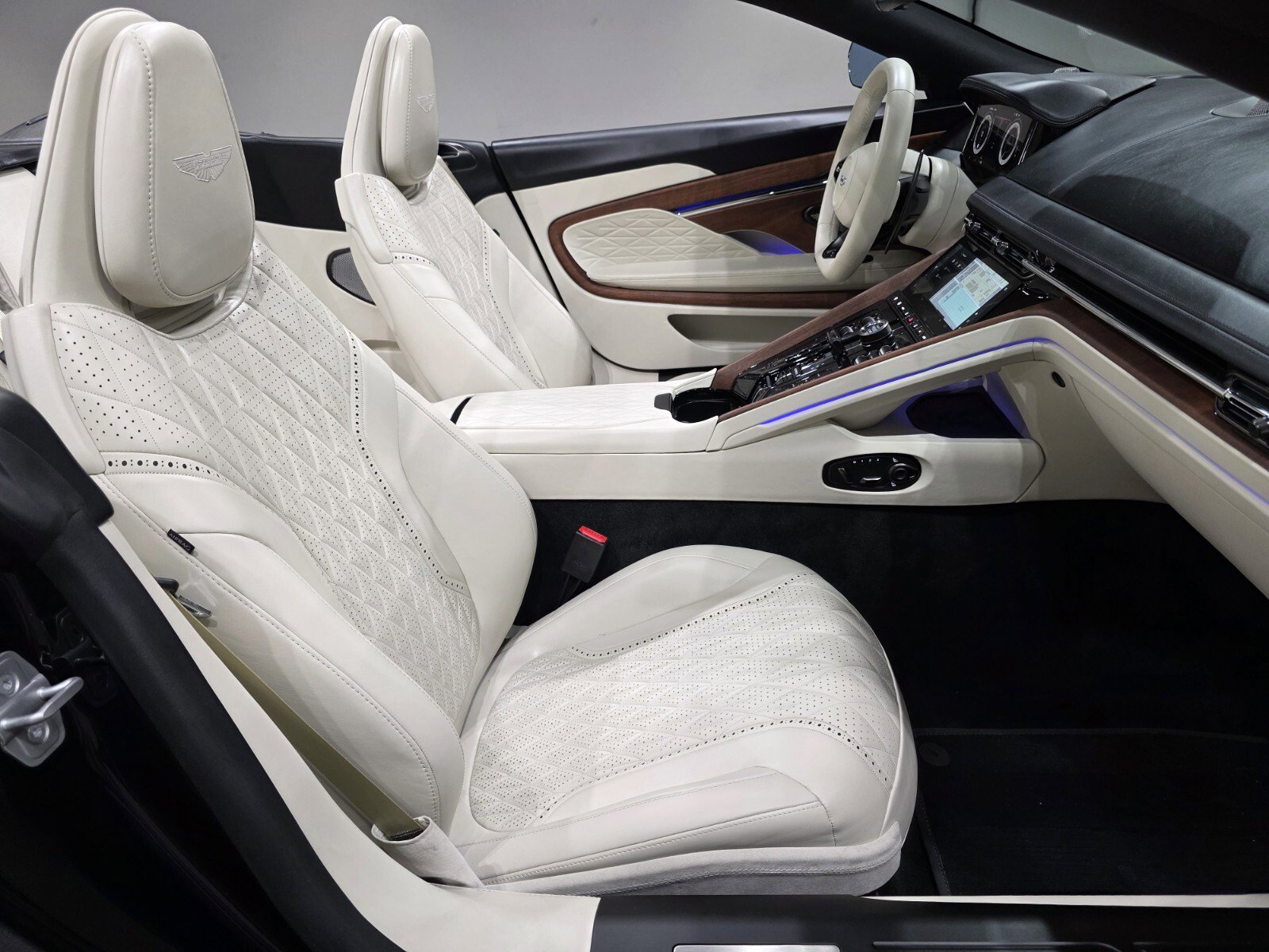 Used 2024 Aston Martin DB12 Volante image 22