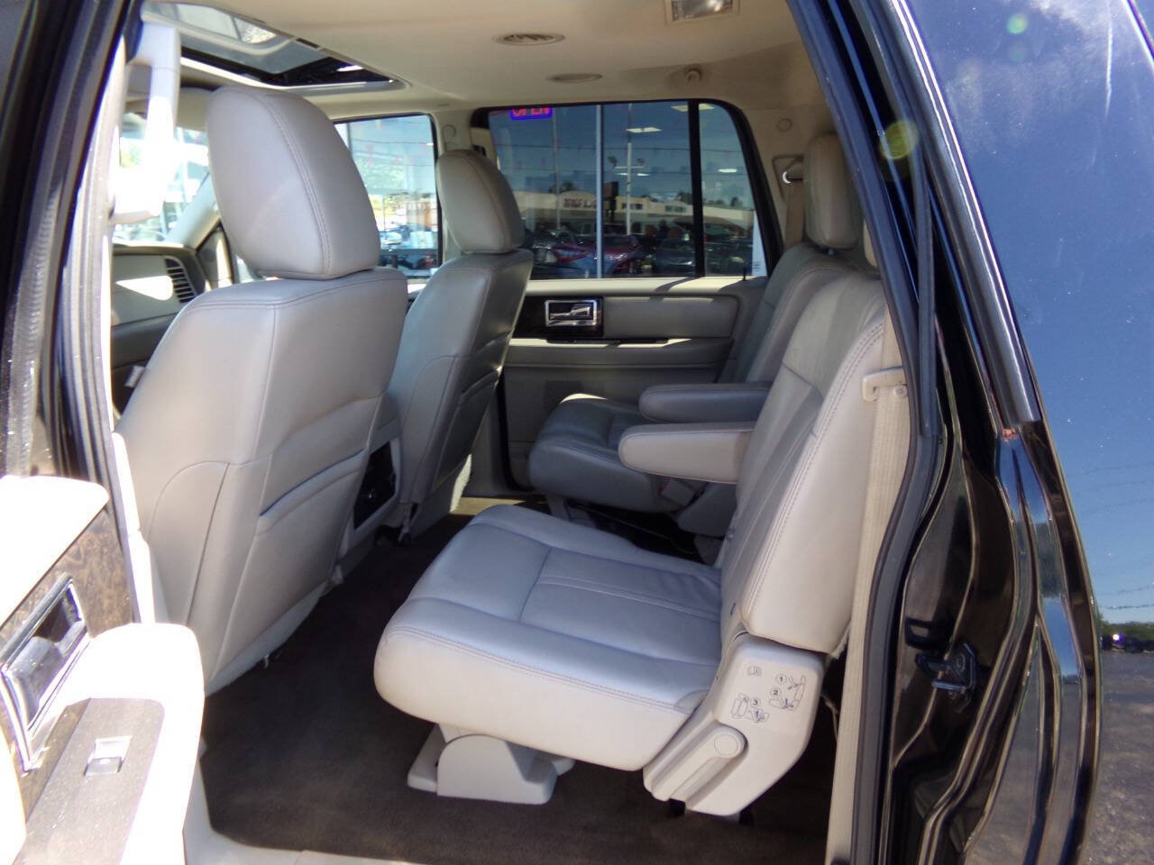 Used 2016 Lincoln Navigator L Select RWD image 13