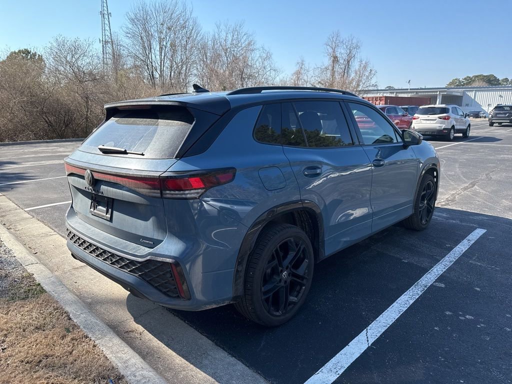 Used 2025 Volkswagen Tiguan SE R-Line image 4