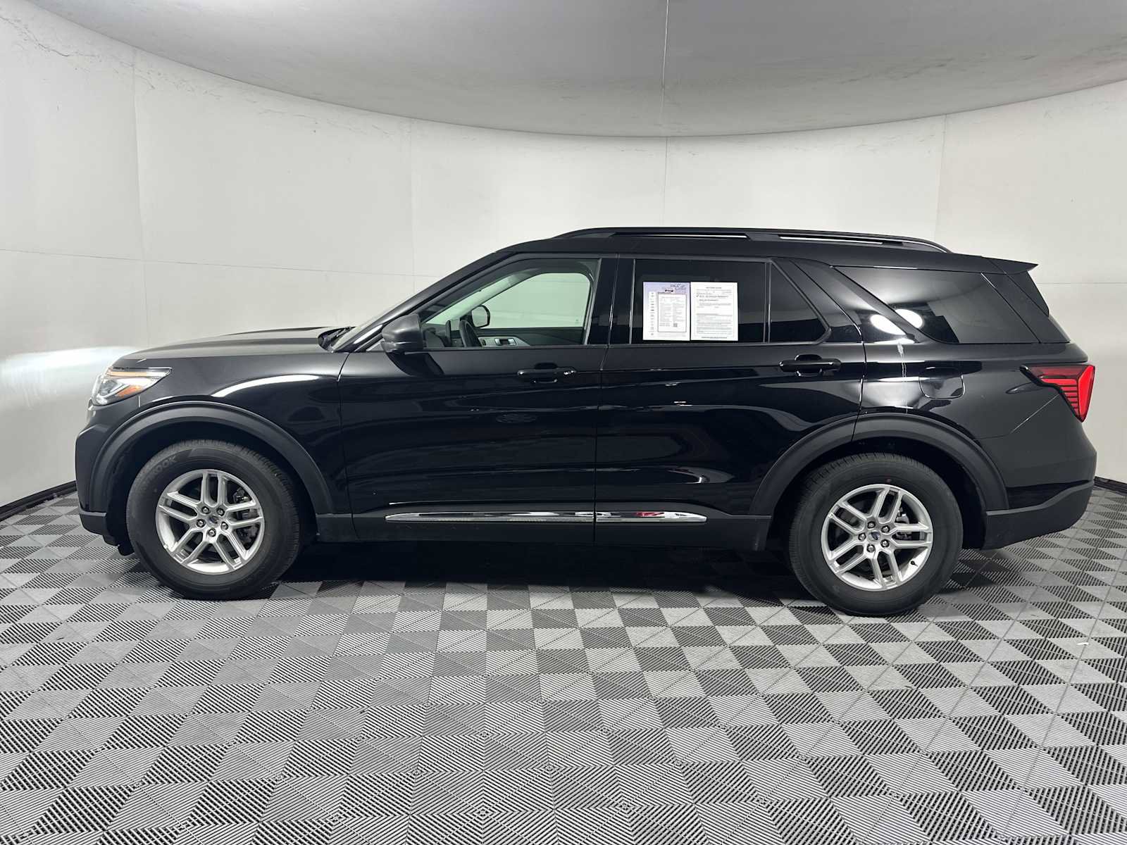 Used 2025 Ford Explorer Active image 4