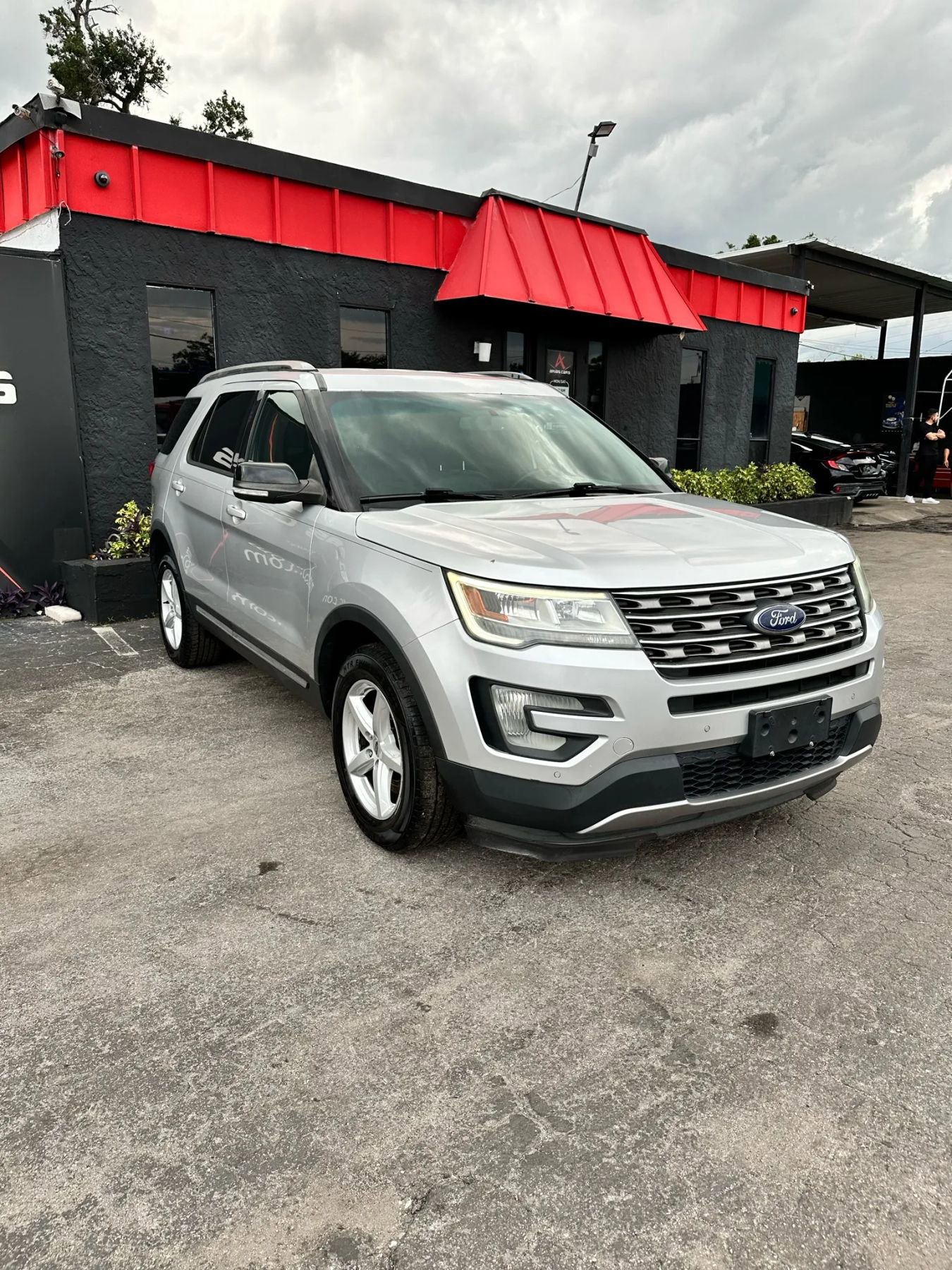 Used 2016 Ford Explorer XLT w/ Equipment Group 202A image 3
