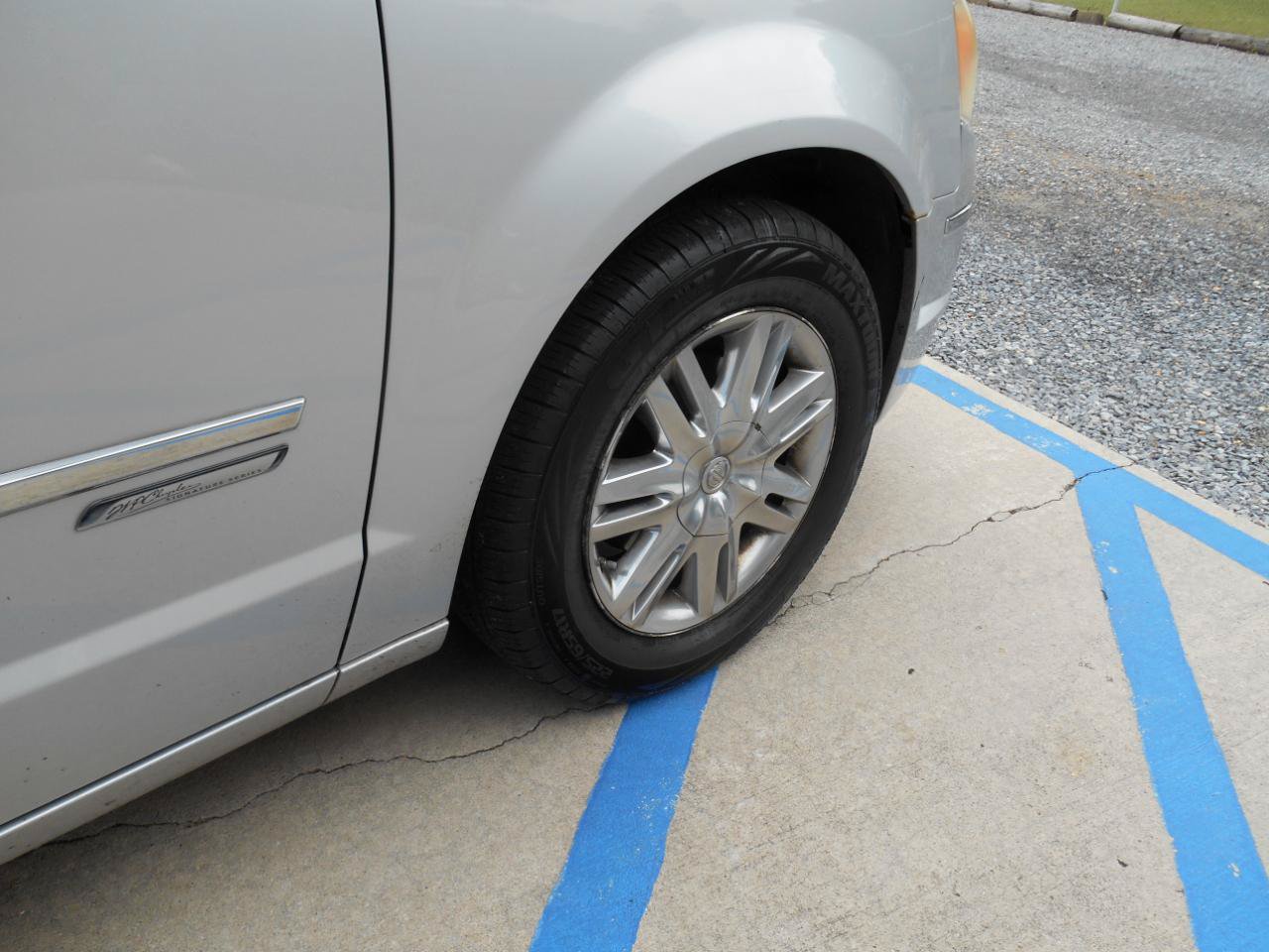 Used 2010 Chrysler Town & Country Touring FWD image 18