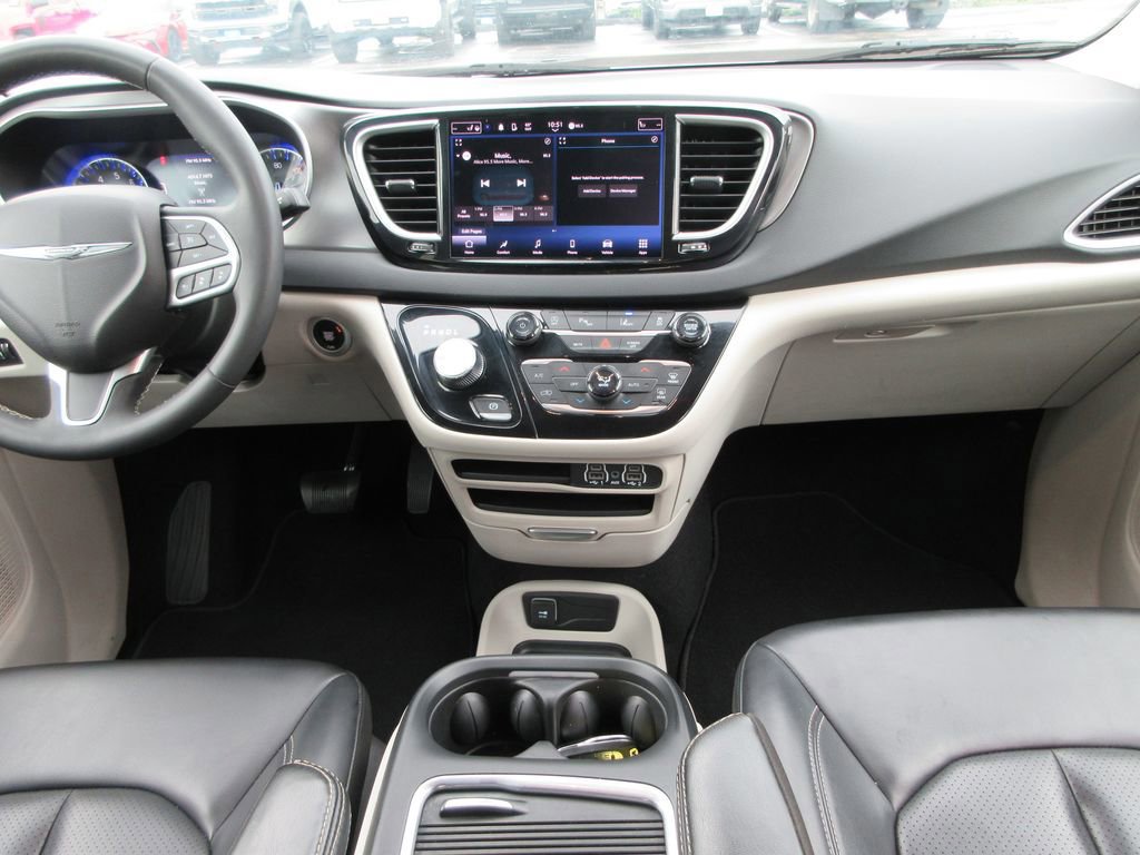 Used 2023 Chrysler Pacifica Touring-L image 15