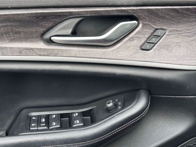 Used 2023 Jeep Grand Cherokee L Limited AWD/4WD image 16