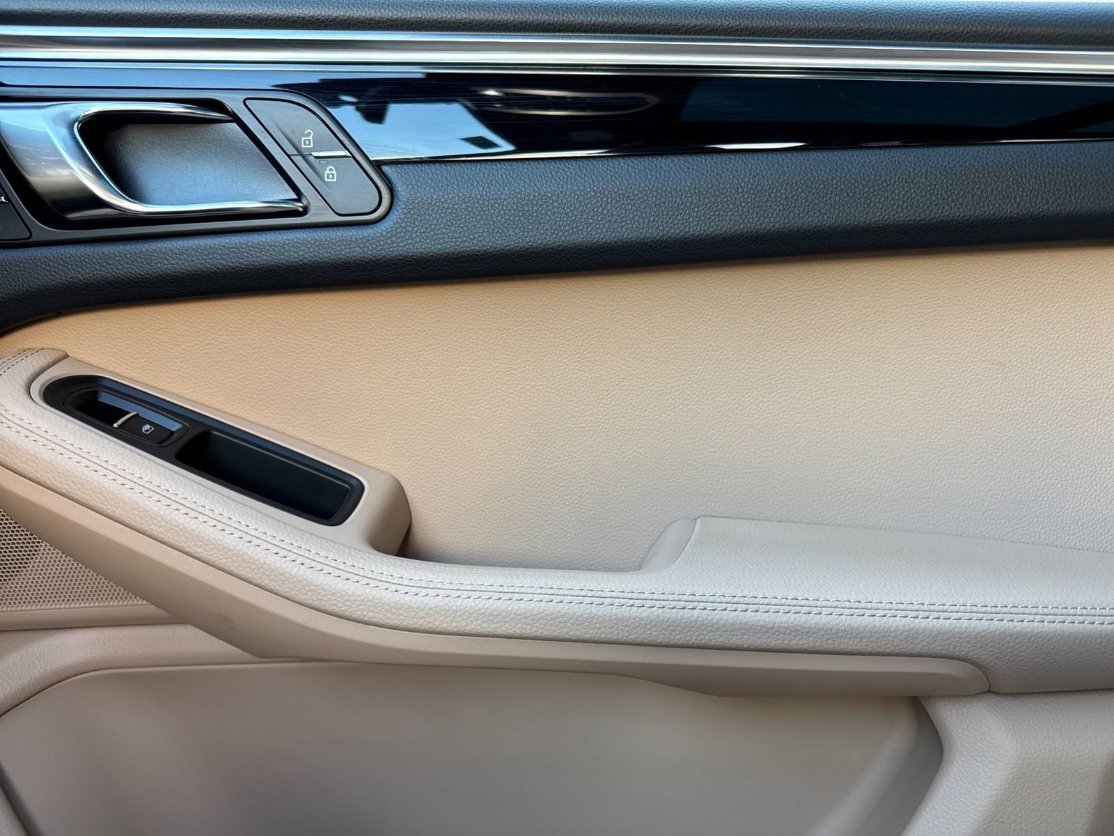 Certified 2025 Porsche Macan image 20