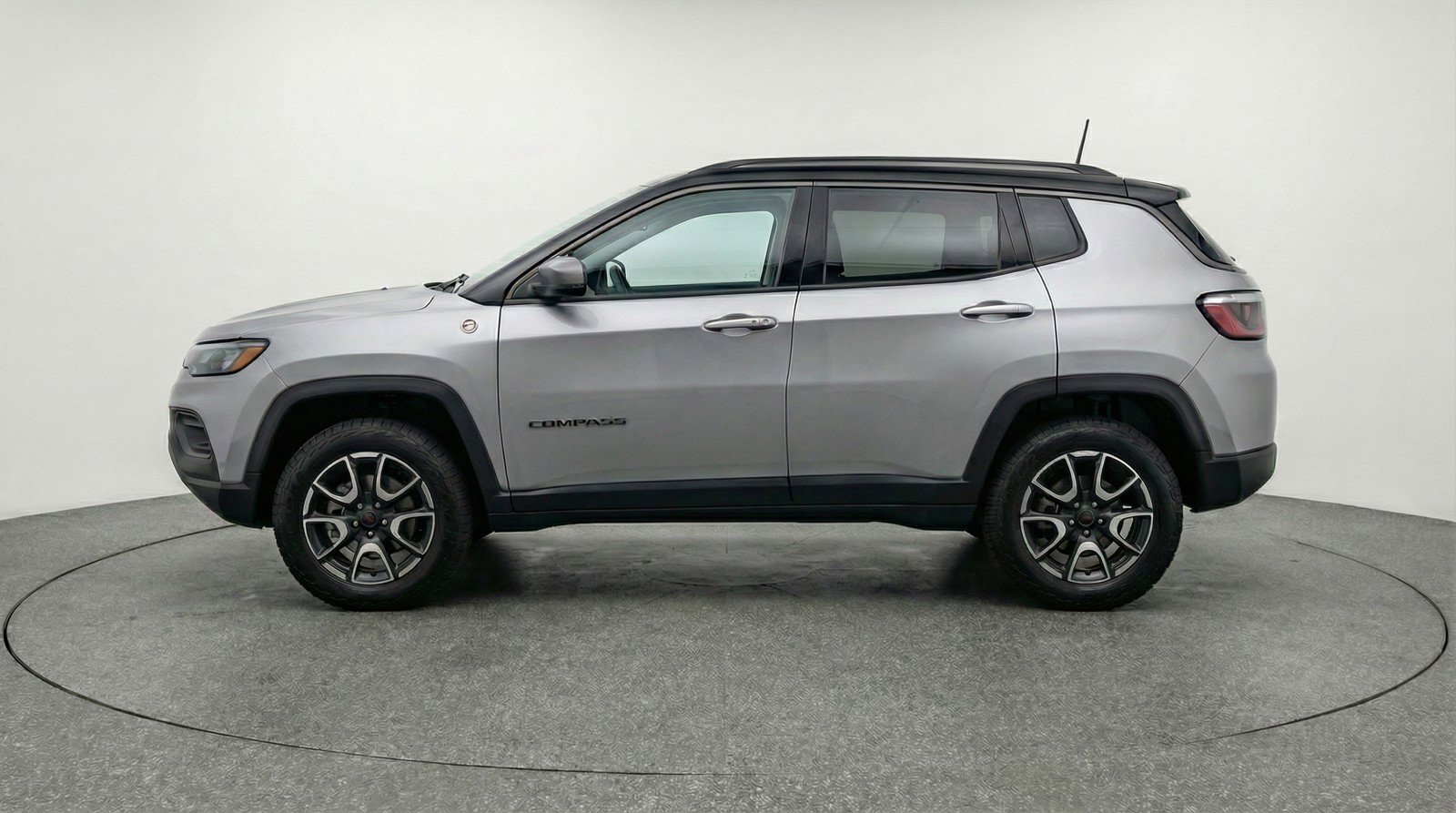Used 2025 Jeep Compass Trailhawk image 5