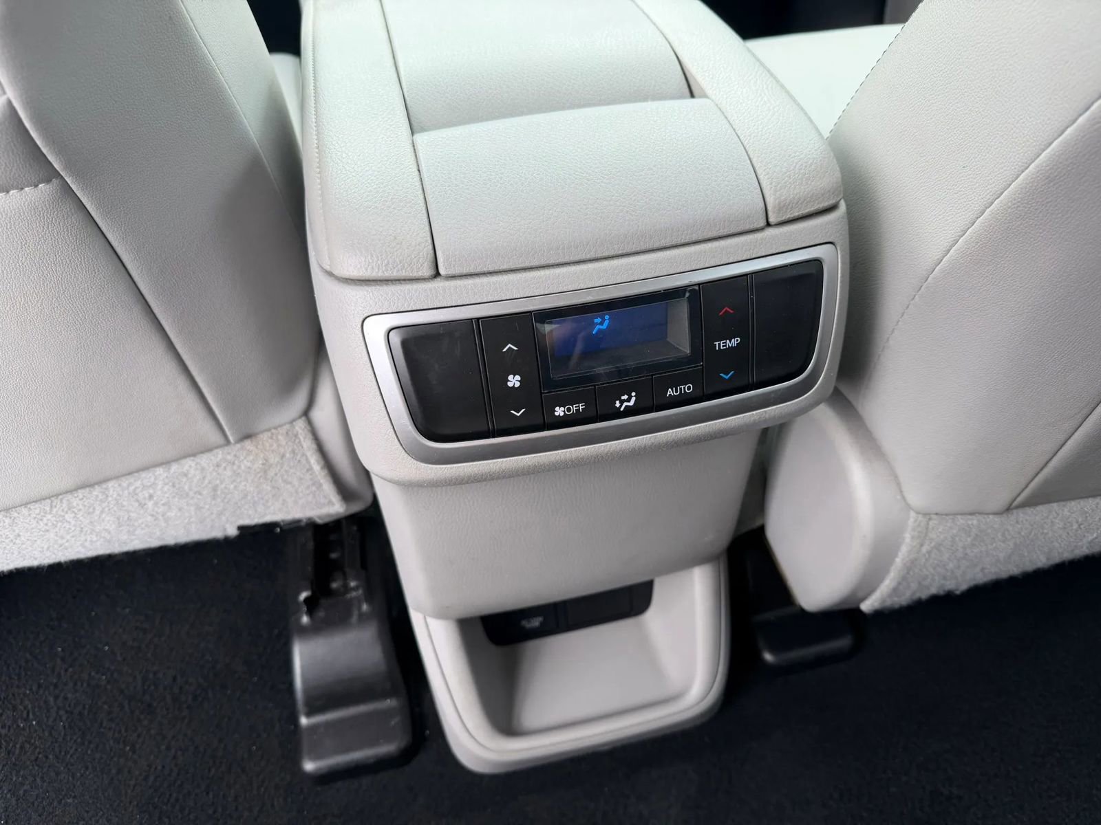 Used 2019 Toyota Highlander XLE AWD/4WD image 11
