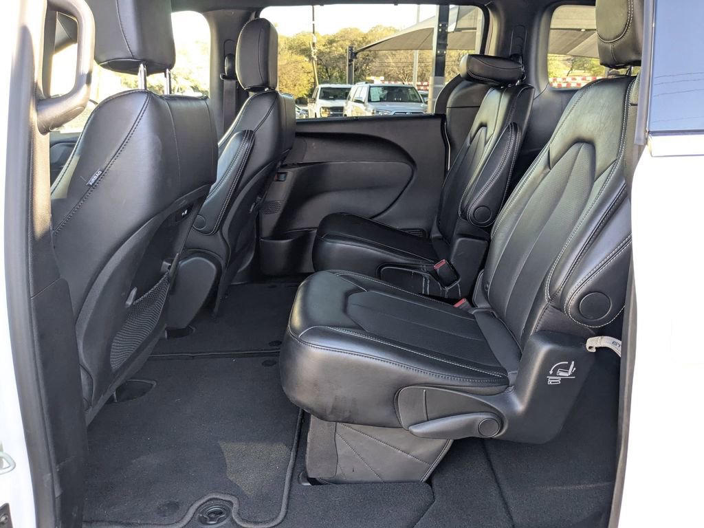 Used 2025 Chrysler Pacifica Select image 25