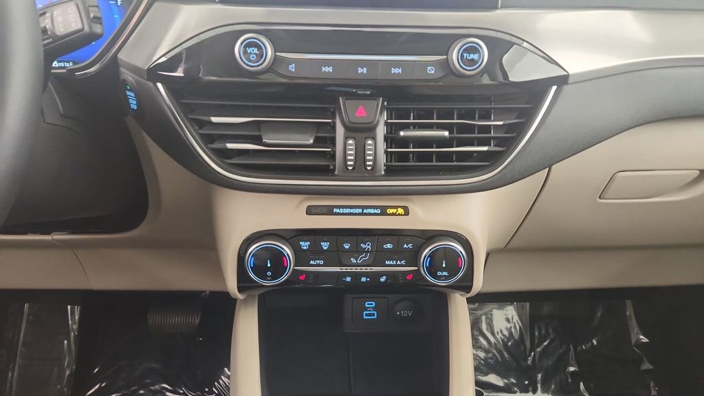 Certified 2022 Ford Escape Titanium w/ Class II Trailer Tow Package image 19