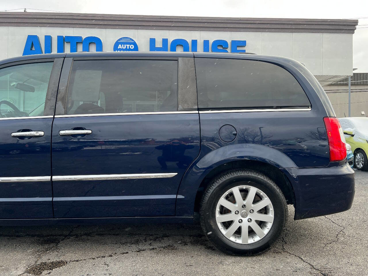 Used 2015 Chrysler Town & Country Touring w/ Driver Convenience Group image 40