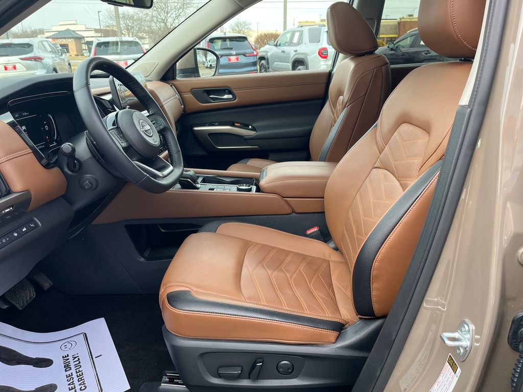 Used 2024 Nissan Pathfinder Platinum image 11