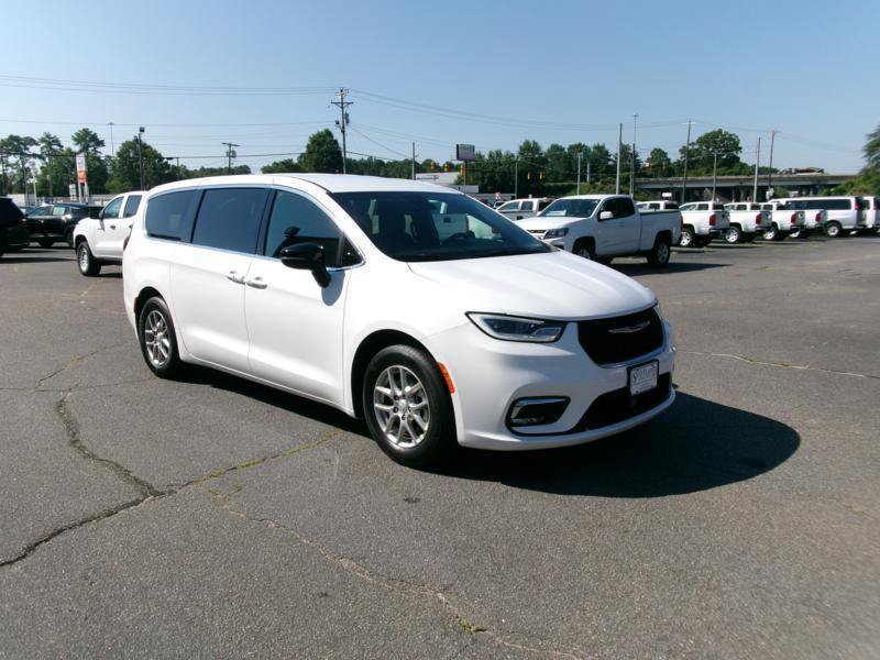Used 2025 Chrysler Pacifica Select FWD image 4