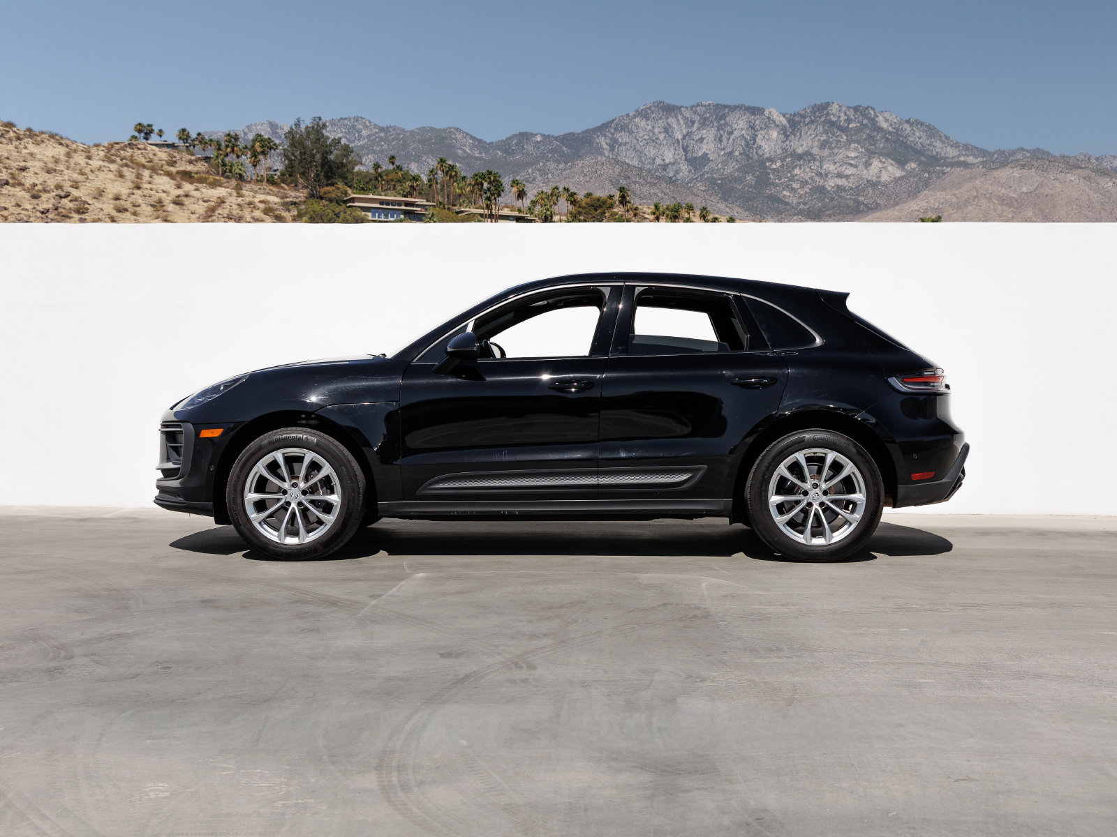 Used 2023 Porsche Macan AWD/4WD image 2