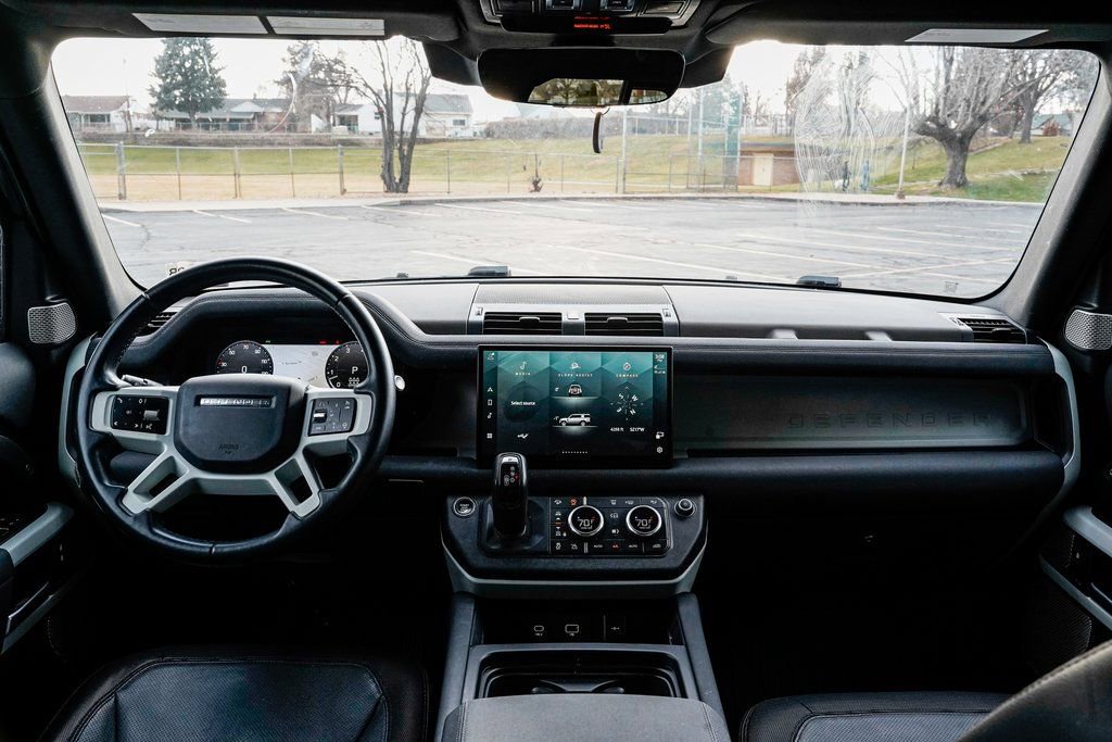 Used 2023 Land Rover Defender 130 X-Dynamic SE image 12